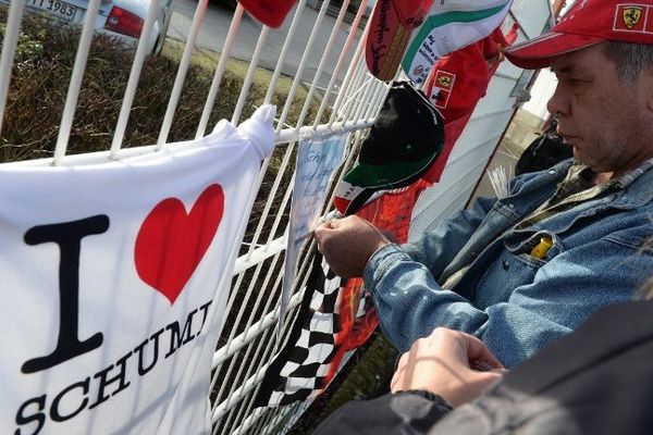 Un fan de Michael Schumacher, à Kerpen près de Cologne, le 30 décembre 2013.