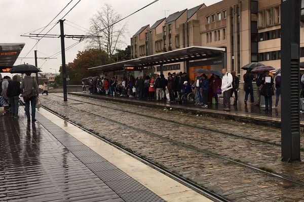 Rouen le mardi 24 septembre 2019 -  les clients de la TCAR en attente sur les quais de la station de tramway (métro) de Saint-Sever