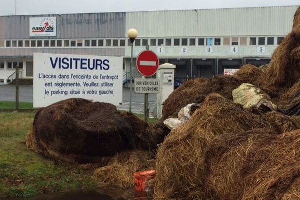 Le site Easydis de Montmorillon bloqué par des tonnes de fumier déversées par les agriculteurs.