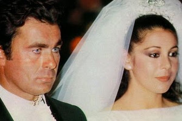 Le mariage de Paquirri et Isabel Pantoja le 30 avril 1983 à Séville. La fiancée portait une robe de satin blanc brodée de soie avec une traîne blanche de 7 mètres. 