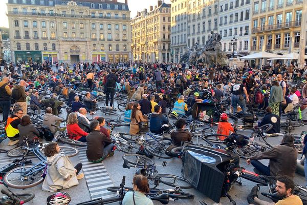 Place des terreaux à Lyon, les manifestants ont observé une minute de silence en hommage à Paul Varry, le cycliste de 27 ans tué par un automobiliste à Paris.