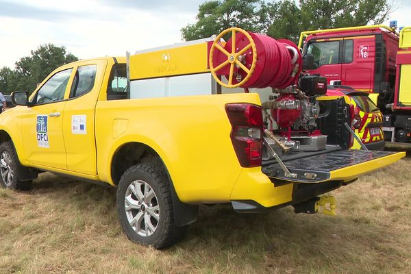 Ce jeudi 11 juillet, dans la commune de la Roche-Chalais en Dordogne, le maire, le préfet et les sapeurs-pompiers ont présenté le nouveau dispositif de lutte contre les feux de forêt pour cet été, notamment composé de nouveaux pick-up et camions-citernes.