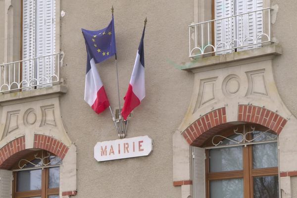 Des personnes se sont introduites dans la mairie de Challes en Sarthe lors du dernier conseil municipal pour y jeter un bloc de pétards.