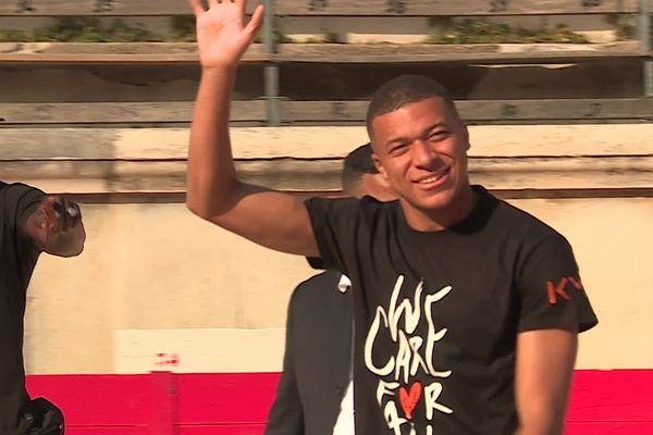 Kylian MBappé aux Arènes de Nîmes à la rencontre de 3000 jeunes.