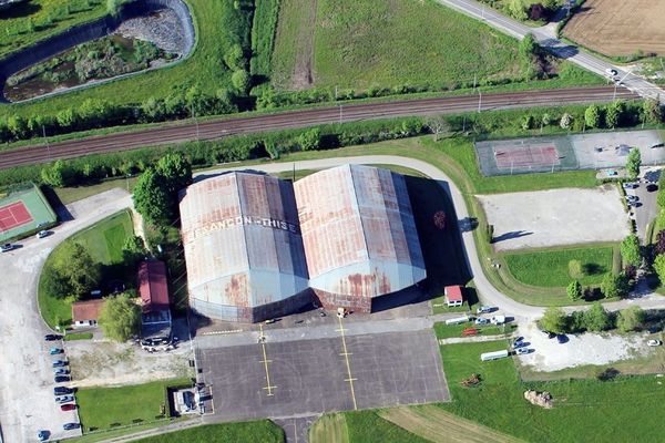 Les hangars de l'aérodrome de Thise vus du ciel avant restauration. 