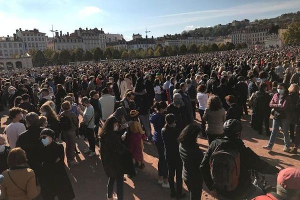 La place Bellecour, à Lyon, noire de monde, pour rendre hommage à l'enseignant Samuel Paty