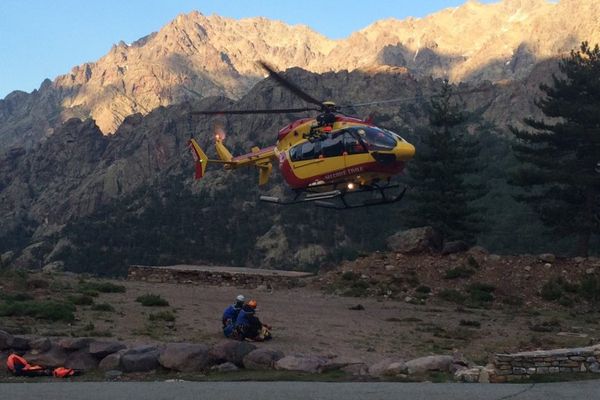 10/06/15 - Une cinquantaine de secouristes, dont des gendarmes de haute montagne et des pompiers, ont été engagés mercredi dans cette opération. Quatre hélicoptères - les deux Dragon de la Sécurité Civile en Corse, l'EC145 de la gendarmerie et le Super-Puma de la base aérienne de Ventiseri-Solenzara, en Haute-Corse), ainsi qu'une vingtaine de véhicules ont été mobilisés.​