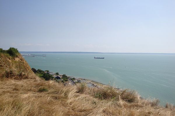 C'est sur ce site du Cap de la Hève, non loin du Havre, que la plus forte rafale de vent a été relevée hier LUNDI lors du passage de la perturbation : 109 km/h.