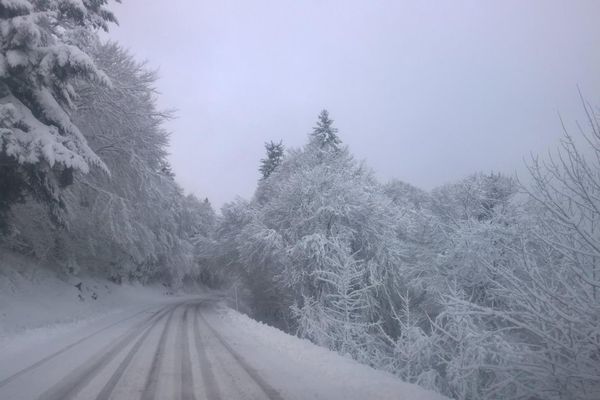 Conditions de circulation sur la route du Guéry, dans la région du Sancy, prise le matin du 12 janvier 2016.