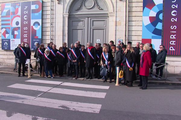 De nombreux maires ont posé ensemble et ont mis en place des actions symboliques pour contester face aux 5 milliards d'euros d'économie demandées par le gouvernement.