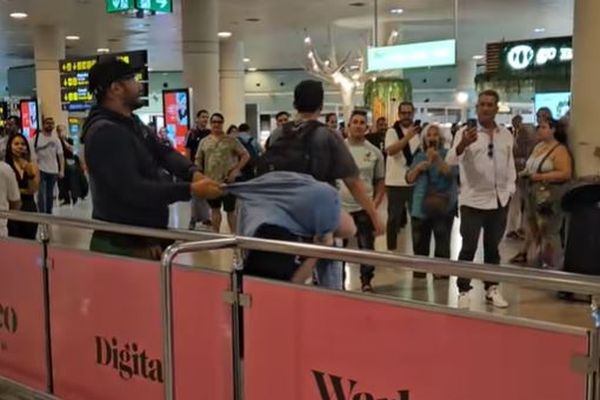 Un homme attache une présumée pickpocket avec son sweat à l'aéroport de Barcelone.