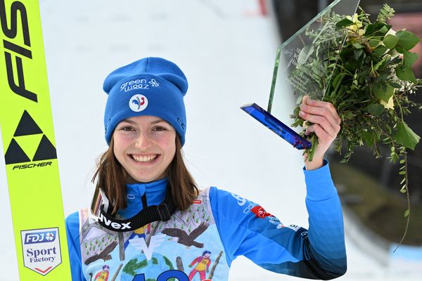 Joséphine Pagnier sur le podium d'Hinzenbach, le 27 février 2022.