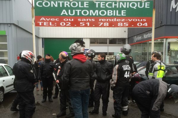 Les motards manifestent contre les contrôles techniques