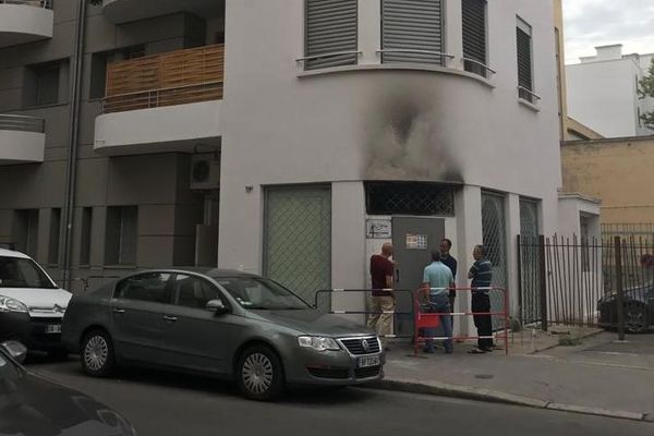 La mosquée Essalem, à Lyon , est située au rez-de-chaussée d'un immeuble d'habitations. Le début d'incendie n'a fait aucune victime