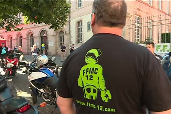 Les motards en colère de l'Aveyron continuent de protester contre l'abaissement de la vitesse à 80km/h sur les routes secondaires. Ils ont manifesté ce vendredi devant la Préfecture de l'Aveyron. La mesure doit entrer en vigueur ce dimanche.