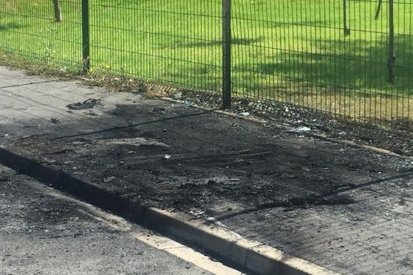 Sur place, les traces calcinées témoignent de l'incendie du véhicule.