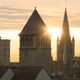 La tour Saint-Nicolas dans le soleil couchant