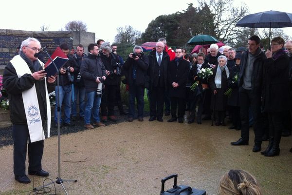 Plusieurs centaines de personnes ont participé à la cérémonie en hommage aux 5 disparus du Bugaled Breizh il y a 10 ans