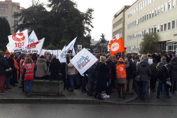 Les cadres de santé manifestants devant le CHU de Dijon, le 10 décembre 2018