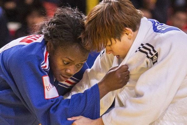 Clarisse Agbegnenou, à gauche, est battue par la Slovène Tina Trstenjak, en finale des championnats du monde de judo à Astana (Kazakhstan) le 27/08/2015