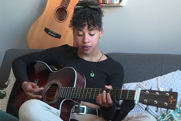 Le jeune chanteuse toulousaine Dinaa : une artiste en devenir