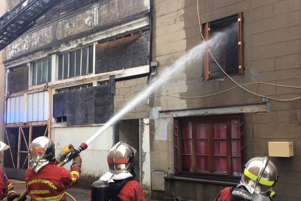 L'incendie a pris dans le centre de Saint-Junien, rue Camélinat