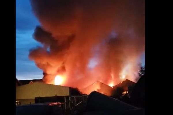 Le travail des pompiers a permis d'éviter que d'autres batiments soient touchés par les flammes.