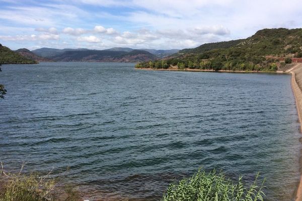 Le barrage du lac du Salagou construit entre 1964 et 1968 est destiné à l’irrigation et à l'écrêtement des crues de la rivière Salagou, affluent de la rivière Lergue qui se jette dans l'Hérault.