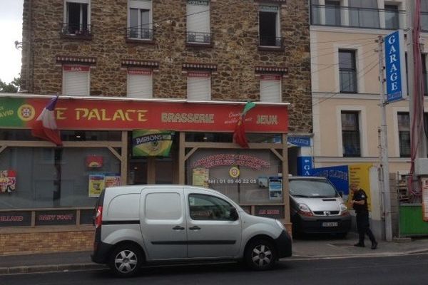 Le Palace, à Draveil (Essonne), au dessus duquel des chambres sont louées pour la nuit. 