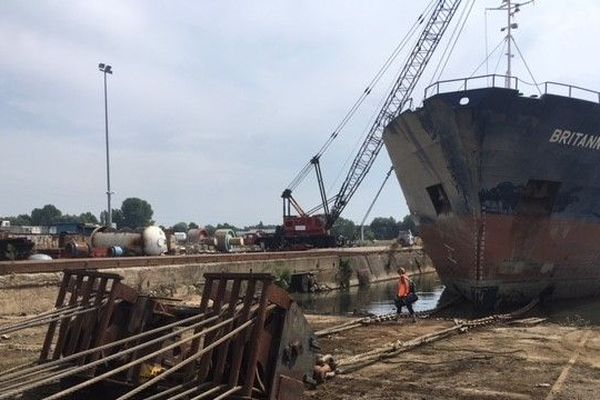 L'entreprise "Gardet & de Bezenac" est en charge du démantelement de l'épave du bateau "Britannica Hav" au Havre.