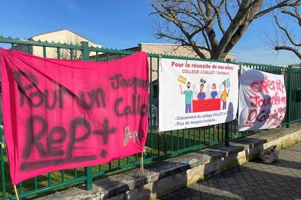 La colère des parents d'élèves et des personnels du collège Jacques Callot de Vandoeuvre-lès-Nancy.