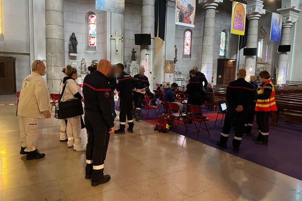 Des membres du SAMU et des pompiers aident les paroissiens témoins de l'attaque à l'église Saint-Pierre-d'Arène de Nice.