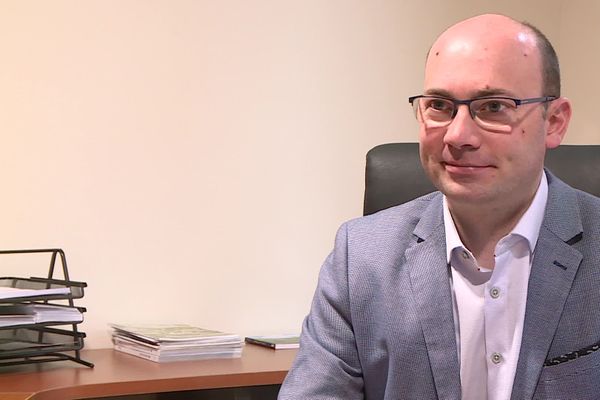 Jonathan Prioleaud dans son bureau de maire de Bergerac