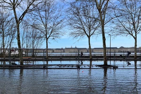 La Garonne est sortie de son lit, vue de la rive droite à Bordeaux ce mardi 12 mars.