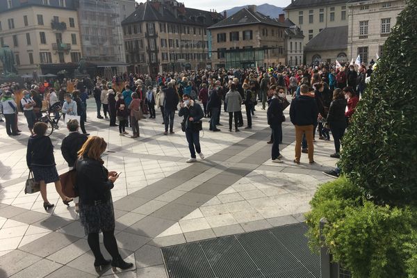 Une minute de silence a été observée mercredi midi à Chambéry en hommage à Samuel Paty.