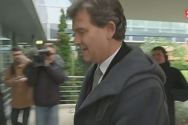 Montebourg fait sa rentrée des classes à l'Insead, une grande école de commerce de Fontainebleau.