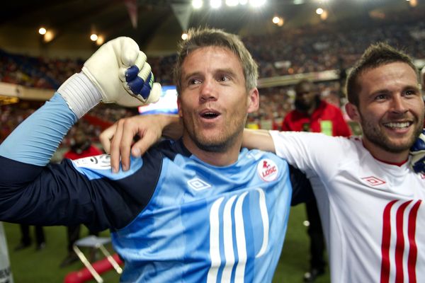 Mickaël Landreau aux côtés de Yohan Cabaye en 2011 lors du doublé Coupe / championnat du LOSC