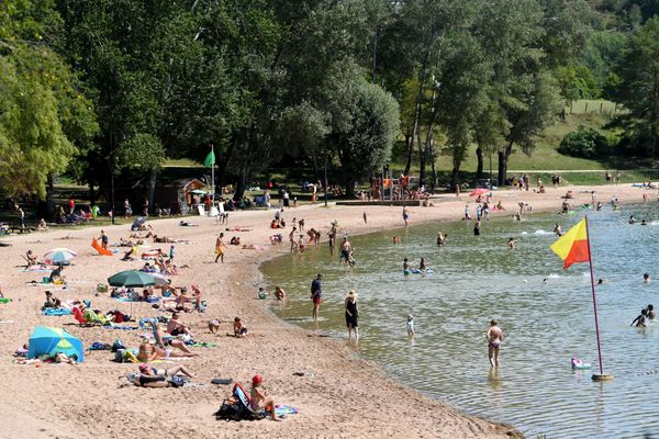 Le lac du Causse à Brive est prisé des vacanciers pendant les périodes de fortes chaleurs.