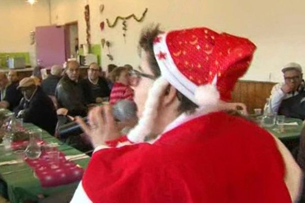 Au Fournil, le Père-Noël était une femme. Amandine, qui a connu la rue, a souhaité endossé le costume rouge pour donner un peu de chaleur et de convivialité à ceux qui passeront les fêtes dans la galère. 