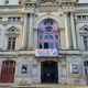 Sur la devanture du Grand Théâtre - Opéra de Tours, les musiciens ont accroché une banderole avec un seul mot : "trahison".