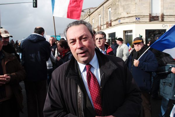 Le 08/02/2014 : Jacques Combier (Front National) manifeste contre le projet de mosquée de Bordeaux. 