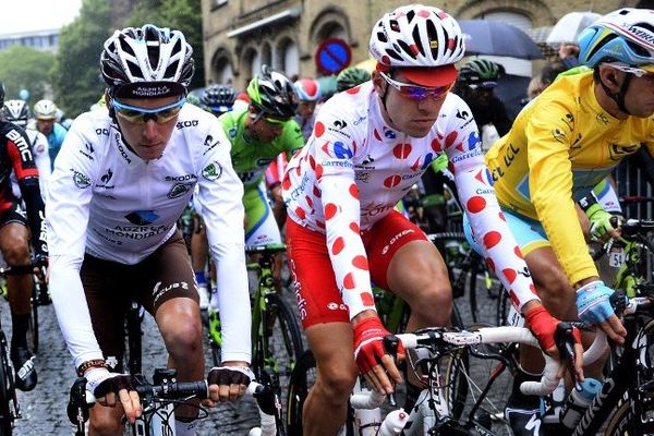 Romain Bardet, à gauche, portait le maillot blanc du classement du meilleur jeune au départ de la 5ème étape du Tour de France 2014.