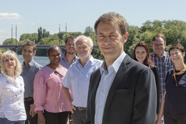 Bertrand Mertz (devant) et Guy Harau (juste derrière), avec une partie de leurs colistiers samedi 30 mai.