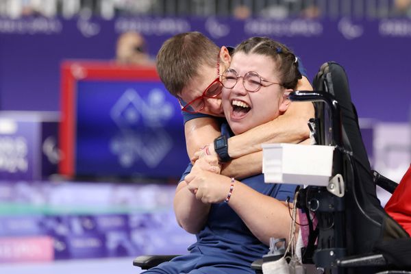 La coach Claudine Lliop enlace Aurélie Aubert après sa médaille d'or en boccia lors des Jeux paralympiques de Paris 2024