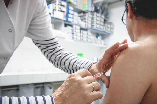 La vaccination est recommandée mais il faut compter 15 jours pour que le corps génère des anticorps.