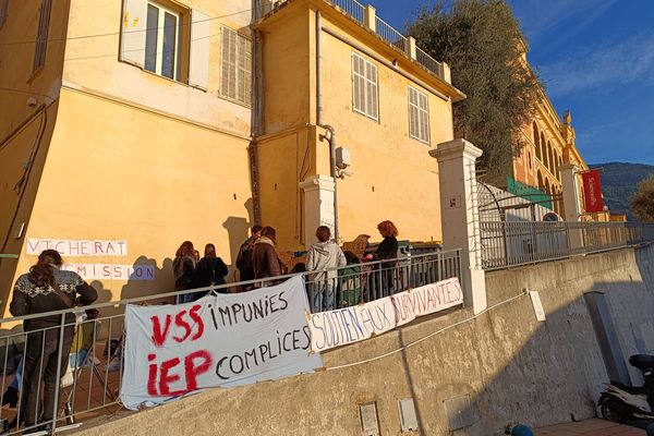 Depuis 6h30, le campus de Sciences Po à Menton était bloqué par 30 étudiants qui demandent la démission de leur directeur, Mathias Vicherat. Entendu dans une enquête pour violences conjugales, il a repris son poste hier après 7 semaines de retrait.