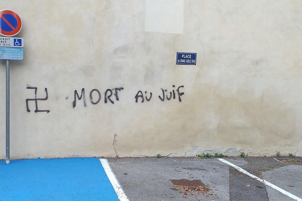 Une croix gammée dessinée à l'envers et un "Mort au Juilf" au singulier ont été découverts sur le mur du presbytère de Saint-Christol-lez-Alès.