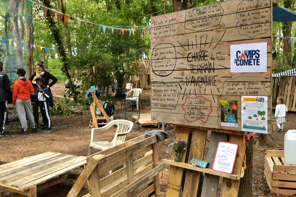 Le terrain est plébiscité par les enfants pendant les vacances.