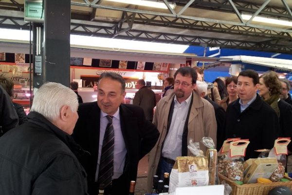 Philippe Lavaud ce vendredi matin sur le marché Victor Hugo à Angoulême