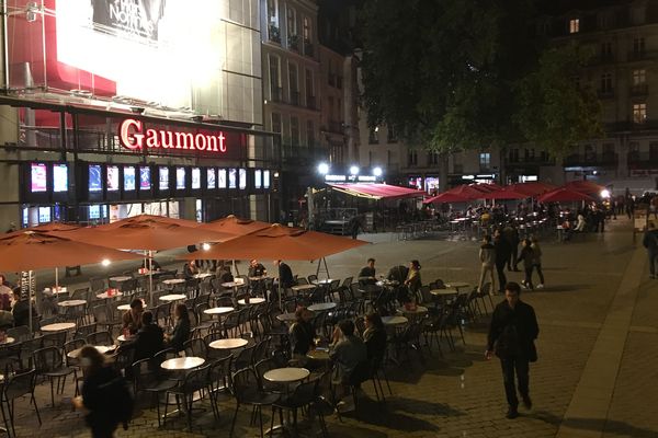 Une place du Commerce à Nantes avec des terrasses et un cinéma ouverts... ce sera pour le 22 juin peut-être.